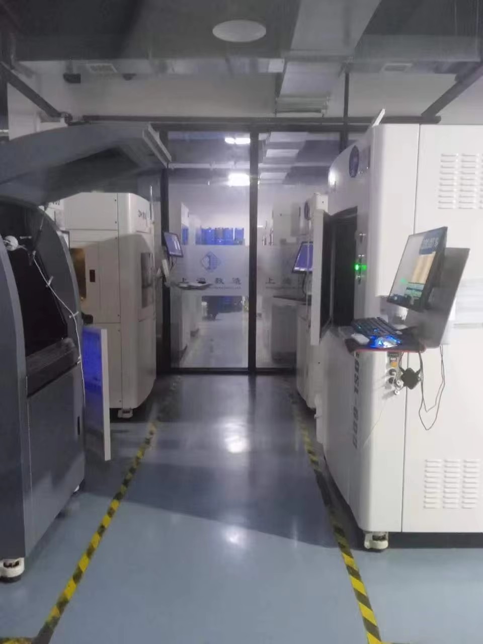 Industrial 3D printers running in the Key-Joint prototyping room